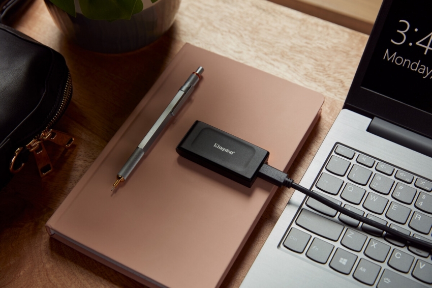 Накопитель внешний SSD Portable USB 1.0ТB Kingston SXS1000 Black (SXS1000/1000G)